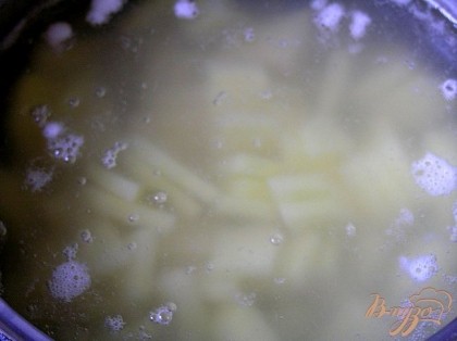 Тем временем вскипятить воду, добавить нарезанный картофель, довести до кипения, варить 10 минут.
