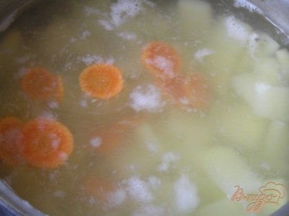 Добавить нарезанную кружочками морковь, варить еще 5 минут.