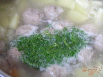 В конце варки добавить рубленную зелень, проверить готовность картофеля и снять суп с огня.