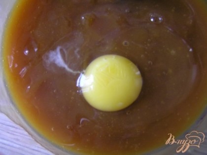 В яблочное пюре добавить яйцо, перемешать.