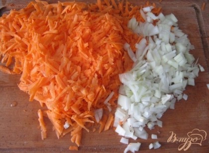 В это время приготовить овощи. Репчатый лук мелко порезать, морковь натереть на крупной терке.