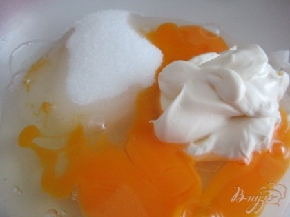 В салатник выбить яйца,добавить сахар и сметану. Взбить венчиком.
