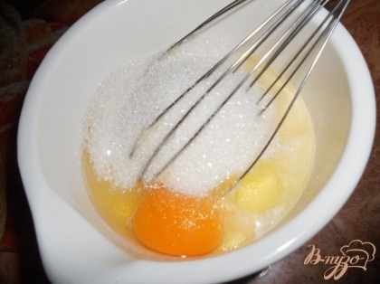 Делаем заливку - яйца смешать с сахаром,добавить сметану и крахмал - перемешать.
