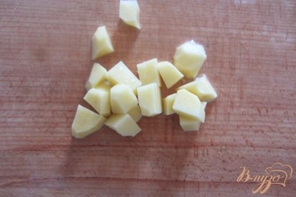 Промыть картофель, отчистить от кожуры, нарезать средними кубиками.