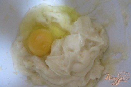 Добавить яйца взбить до пюре-образной массы.