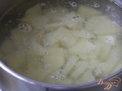 Картофель нарезать, опустить в кипящую воду (около 3х л).