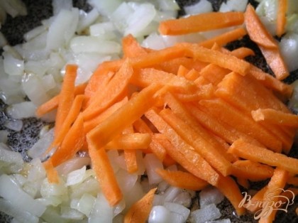 На растительном масле обжарить нарезанный лук, добавить нарезанную соломкой морковь,