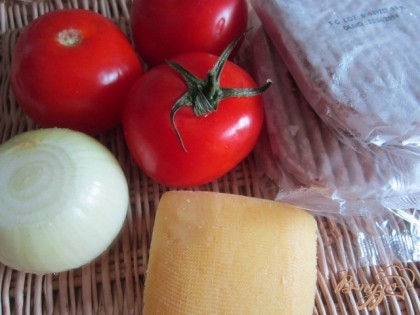 Основные продукты. Сыр можно взять плавленный или твердых сортов. Котлетки у меня готовые, но их можно приготовить и дома. И еще томаты лучше брать крупные.