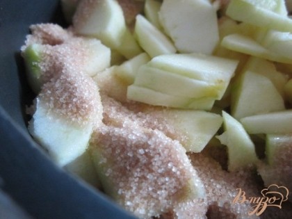 Яблоки почистить и нарезать на кусочки.Сложить в кастрюльку, посыпать сахаром и перемешать.Поставить на тихий огонь.