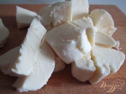 Сыр нарезать на кусочки.
