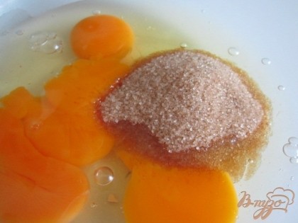 Яйца взбить в пену с сахаром (коричневый или нормальный дело вкуса)