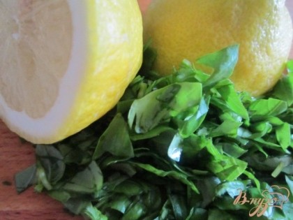 Листики базилика порезать мелко, с лимона снять цедру и выжать сок.Добавить все в сковороду с  соусом.