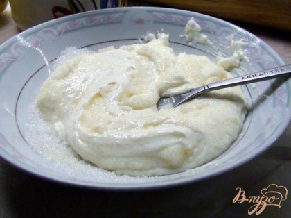 Вынимаем из формы, даём немного остыть, разрезаем вдоль и промазываем кремом: взбиваем сливочный сыр (сметану) с сахарным песком и соком лимона 1-2ст.ложки.
