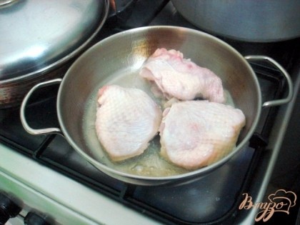 Куски курицы положить на разогретую сковороду, на большой огонь. Обжарить с двух сторон, огонь убавить, закрыть сковороду крышкой и жарить до готовности.