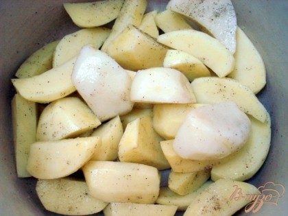 Картофель, почистить помыть, посыпать солью и перцем, а также сбрызнуть растительным маслом.