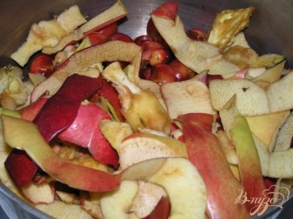 Добавить нарезанные яблоки (у меня кожура и огрызки, поскольку приходится обрезать яблоки с толстой кожурой для детей).