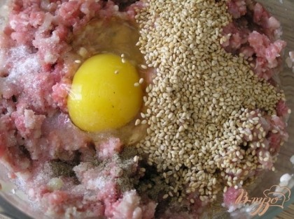 добавить яйцо, кунжут, соль и перец, перемешать.
