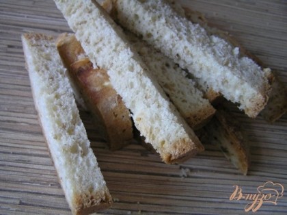 Хлеб нарезать полосками, толщиной 1,5 см.