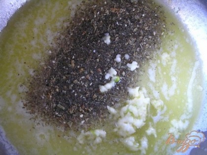 Сливочное масло растопить, добавить соль, перец, травы и измельченный чеснок, перемешать.