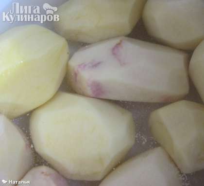 Пока тесто подходит, готовим начинку. Отвариваем картофель в подсоленной воде.