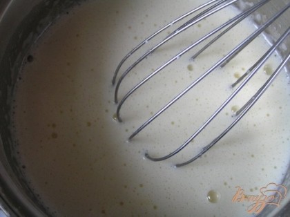 Влить полстакана молока, перемешать, затем влить оставшееся молоко и поставить на сильный огонь.