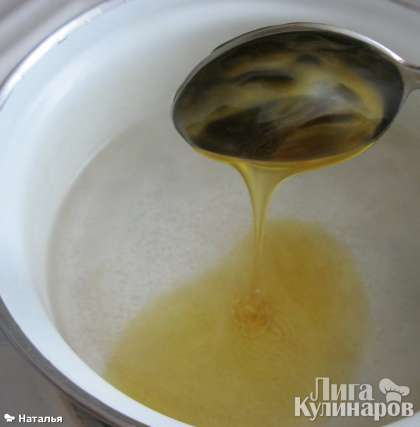 В горячую воду добавить мед.