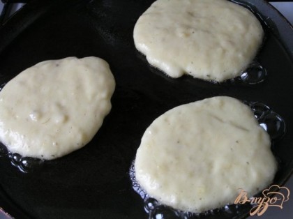 Выкладывать тесто столовой ложкой на разогретую сковороду с растительным маслом.