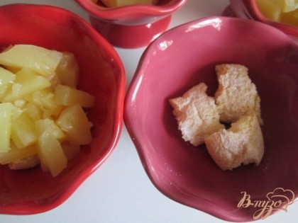 На дно креманок уложить кусочки печенья, затем ананас.