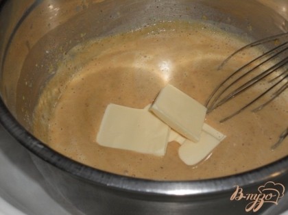 В горячий крем добавить  белый шоколад, размешать до однородности. Крем остудить.