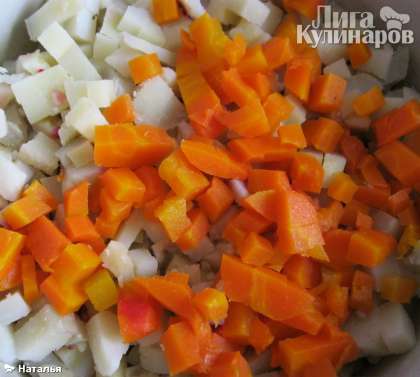 Нарезать кубиками картофель,  морковь.