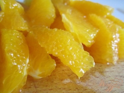 Апельсин почистить и  нарезать на дольки (без светлых перепонок, они горчат)Из обрезков выжать сок . Его должно получится примерно 50 мл.