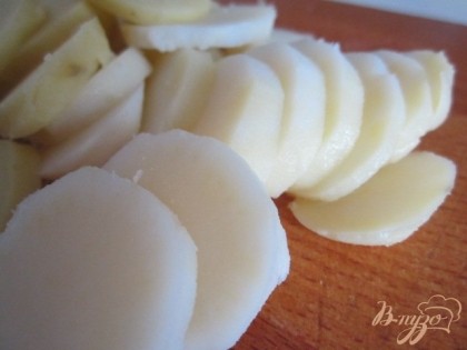 Картофель и свеклу нарезать тонкими ломтиками.