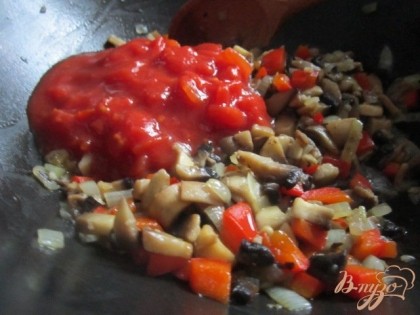 Затем выложить консервированные томаты. (на фото только часть томатов, чтобы были видны овощи)Посолить и добавить чуть сахара по вкусу. Потушить еще 5 мин.