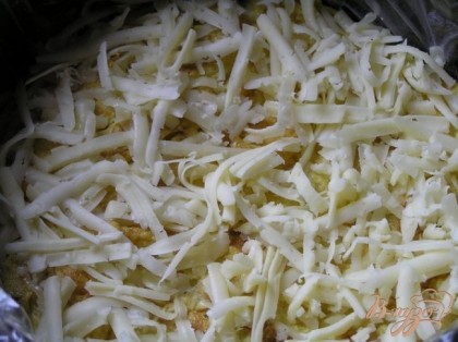 Щедро посыпать тертым сыром.