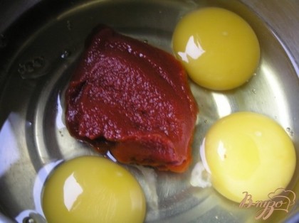 Для третьего омлета к яйцам добавить томатную пасту, сливки, соль, перец.