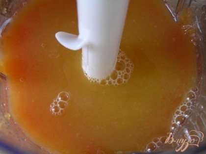 Влить сок апельсина и лимона, перемешать. Добавить распущенный на водяной бане желатин, перемешать.