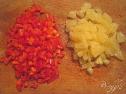 В это время порезать кубиками ананасы и сладкий перец.