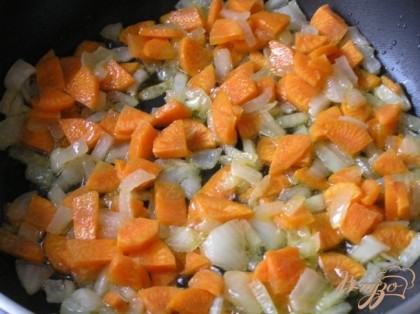 Приготовить начинку. На растительном масле обжарить нарезанный лук и морковь до мягкости.