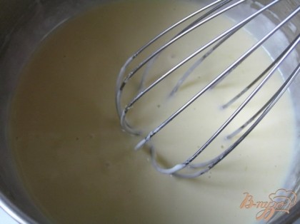 Молоко смешать с яйцом и постепенно влить в кастрюльку, постоянно помешивая, чтобы не образовалось комочков.