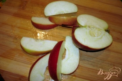 Яблоко разрезать пополам. Удалив косточки, каждую половинку нарезать на скибки. В сковороде растопите сливочное масло. Добавьте сахар. В сковороду положите яблоки. Обжарить яблоки с обеих сторон.