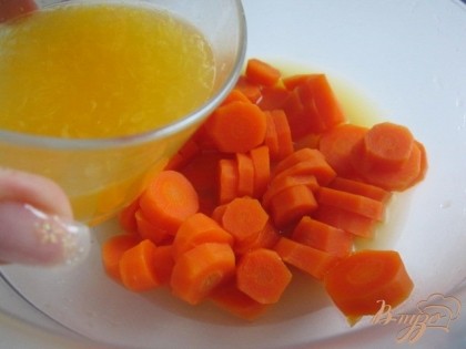 Готовую морковь выложить в небольшой салатник, оставить немного воды в которой варилась морковь.Влить апельсиновый сок и положить имбирь.Взбить ручным блендером до однородной массы. Остудить.