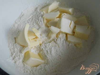 Затем добавить в муку замороженное сливочное масло или маргарин.