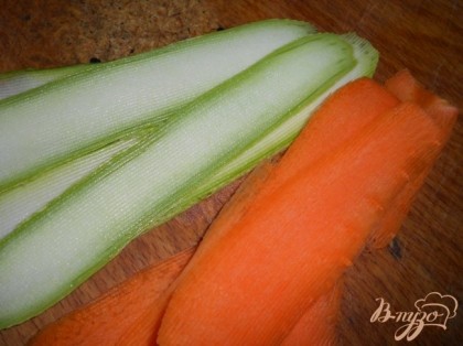 Кабачок и морковь порезать длинными тонкими ломтями с помощью овощечистки.