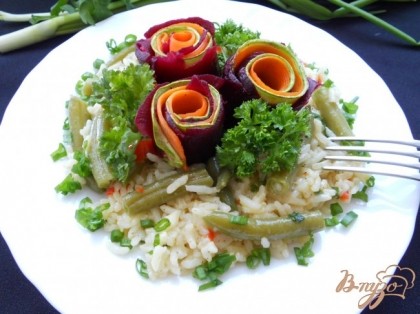Свернуть овощи рулетиками. Выложить рис с фасолью на тарелку, сверху подготовленные "розочки". Украсить петрушкой и посыпать измельченным зеленым луком.Приятного аппетита!