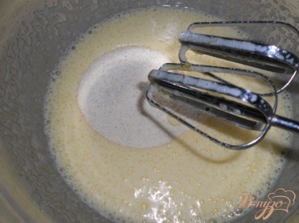 Яйца взбить с сахаром, добавить манку и рисовую муку.