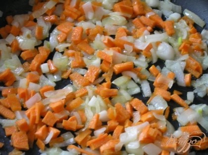Приготовить начинку. На растительном масле обжарить нарезанный лук, затем добавить морковь, продолжая обжаривать.