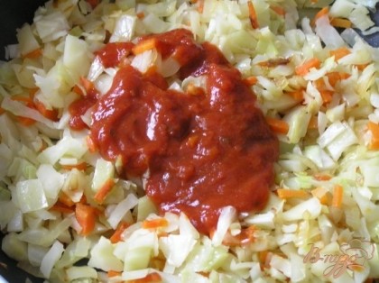 К овощам добавить томатный соус, перемешать. Томить 2-3 минуты.