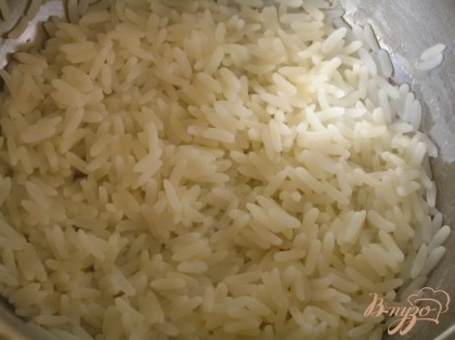 А пока приготовить начинку. Рис засыпать в кипящую воду. Отварить до готовности (около 30 минут).