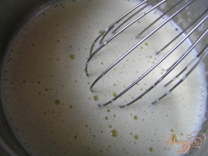 Молоко влить в яичную массу, перемешать, вылить все обратно в кастрюльку (для быстроты я использовала 2 кастрюльки и не переливала).