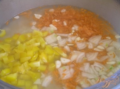 Еще через 10 минут добавить в чашу лук, чеснок и морковь, перемешать.